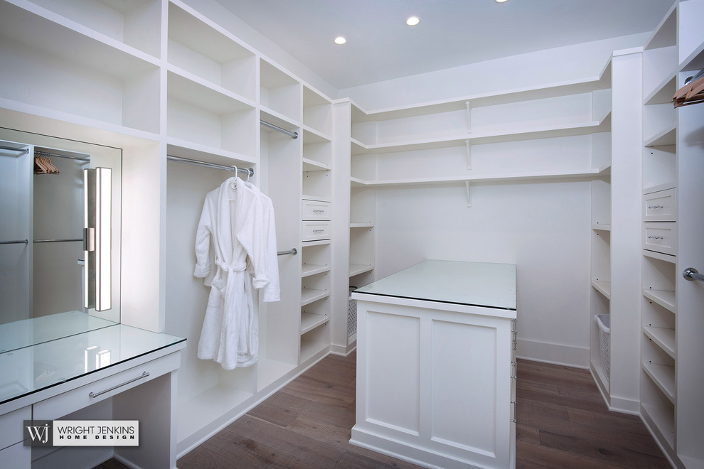 Ejemplo de armario vestidor unisex marinero de tamaño medio con armarios con paneles empotrados, puertas de armario blancas, suelo de madera clara y suelo beige