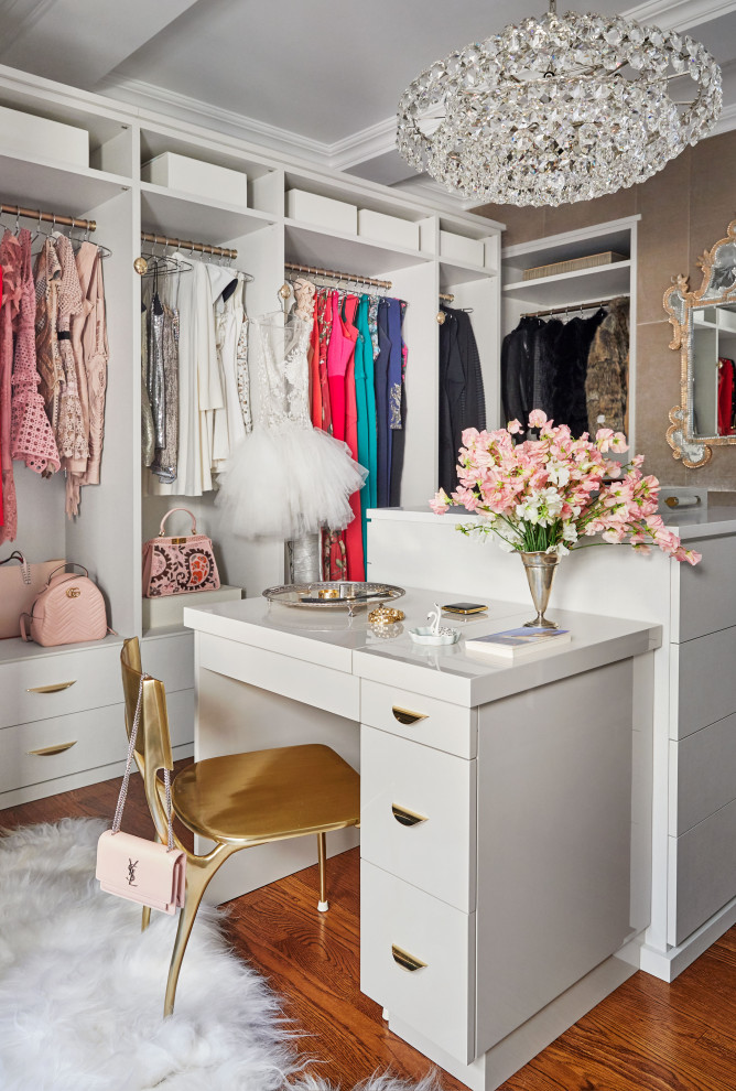 Exemple d'un dressing room tendance pour une femme avec un placard sans porte, des portes de placard blanches, un sol en bois brun et un sol marron.