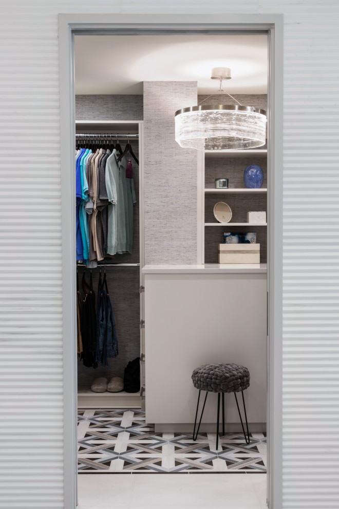Imagen de armario vestidor unisex ecléctico grande con armarios con paneles lisos, puertas de armario blancas, suelo de mármol y suelo blanco