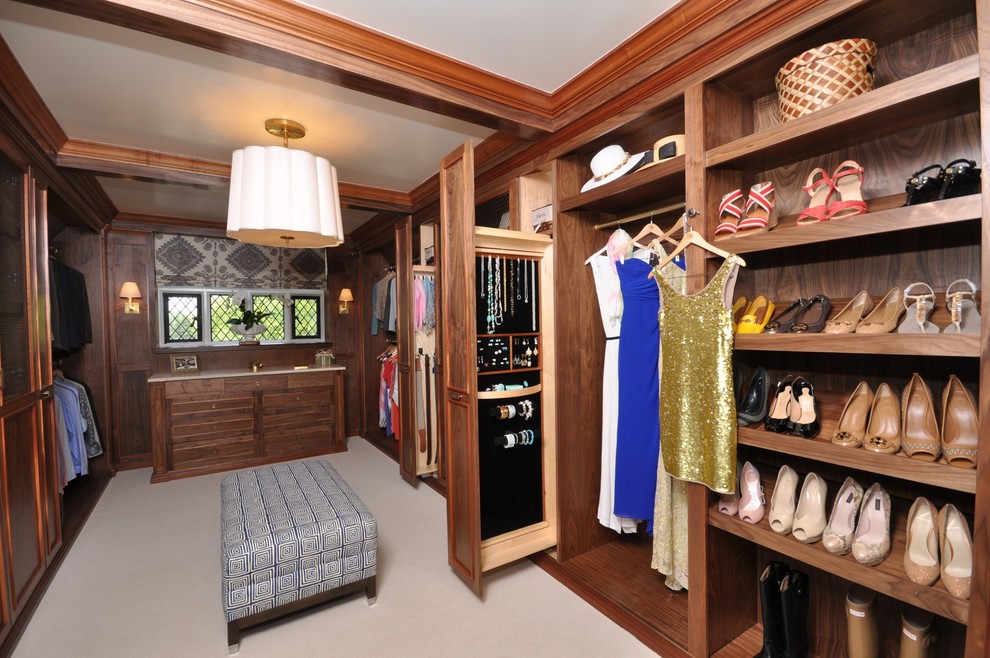 Idéer för stora vintage walk-in-closets för könsneutrala, med luckor med infälld panel, heltäckningsmatta och skåp i mellenmörkt trä