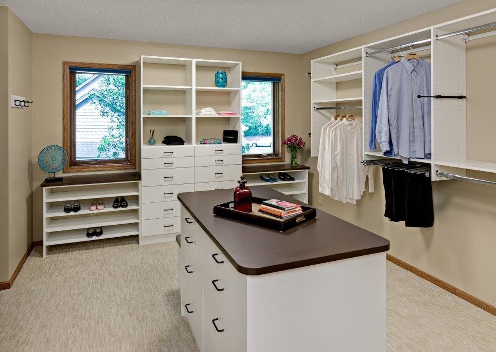 Foto de armario y vestidor clásico con puertas de armario blancas