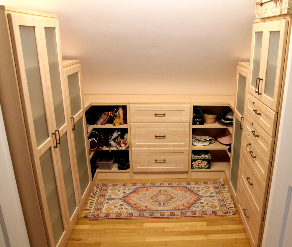Ejemplo de armario vestidor unisex de estilo americano de tamaño medio con armarios estilo shaker, puertas de armario de madera clara y suelo de madera clara