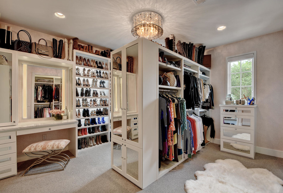 На фото: большая гардеробная комната в стиле модернизм с фасадами с утопленной филенкой, белыми фасадами, ковровым покрытием и серым полом для женщин