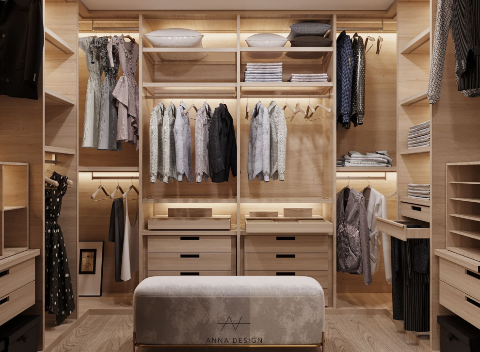 Diseño de armario vestidor unisex minimalista de tamaño medio con armarios con paneles lisos, puertas de armario de madera clara, suelo de madera clara y suelo beige