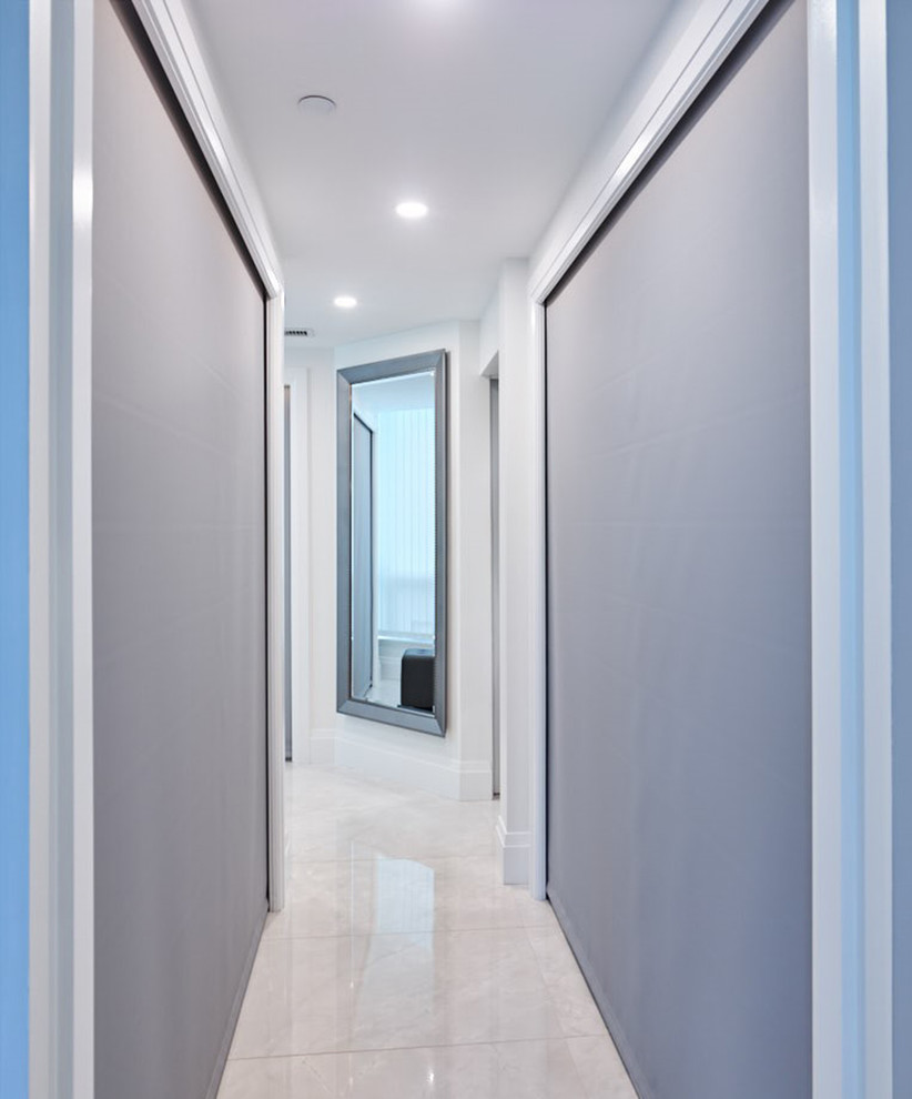 Пример оригинального дизайна: гардеробная комната среднего размера, унисекс в современном стиле с фасадами в стиле шейкер, серыми фасадами и белым полом