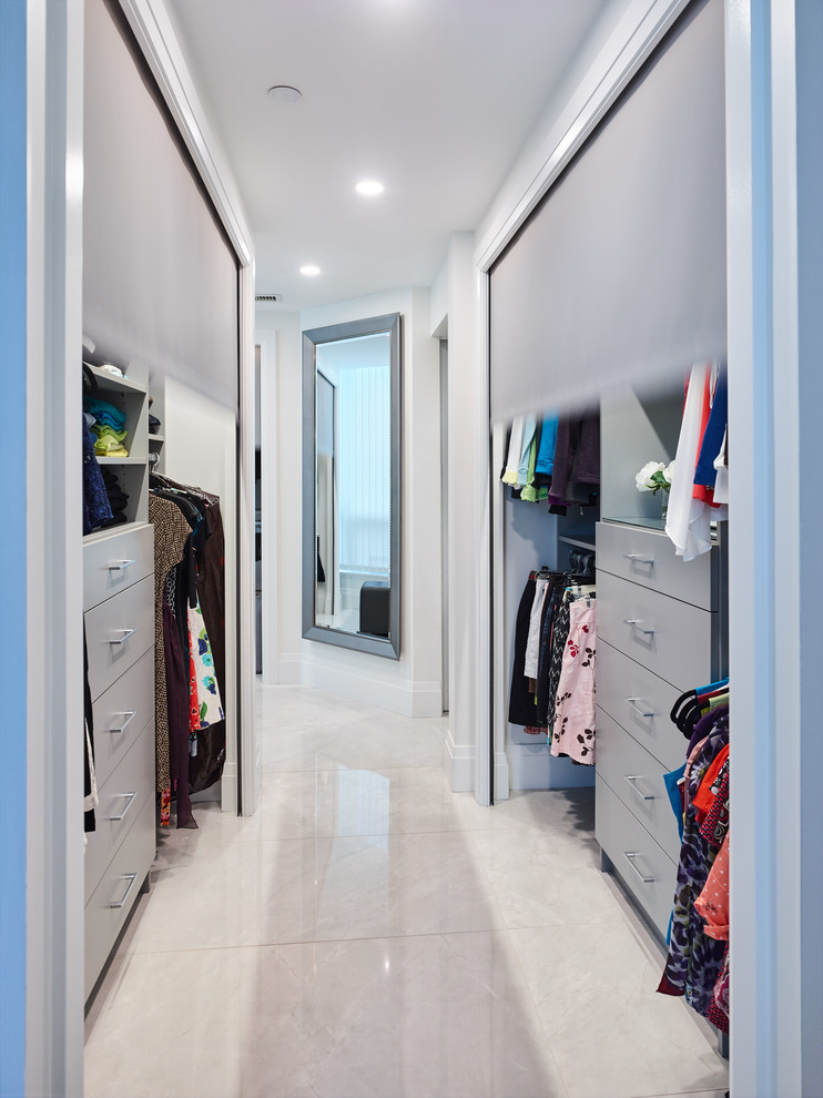 Modelo de armario vestidor unisex minimalista de tamaño medio con suelo de baldosas de porcelana y suelo gris