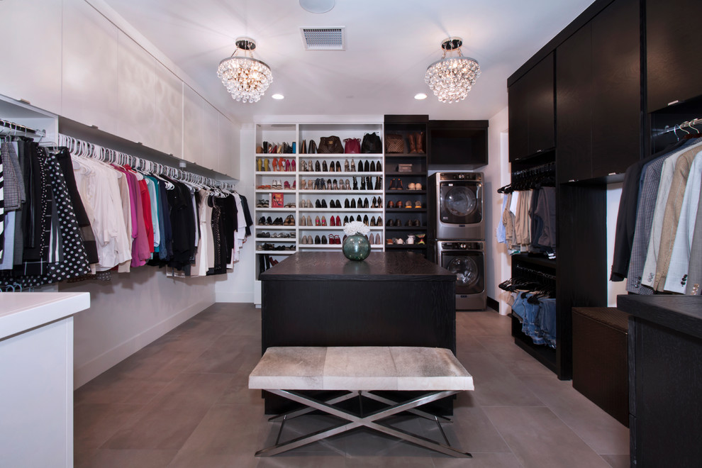 На фото: гардеробная комната среднего размера, унисекс в современном стиле с плоскими фасадами и полом из керамической плитки с