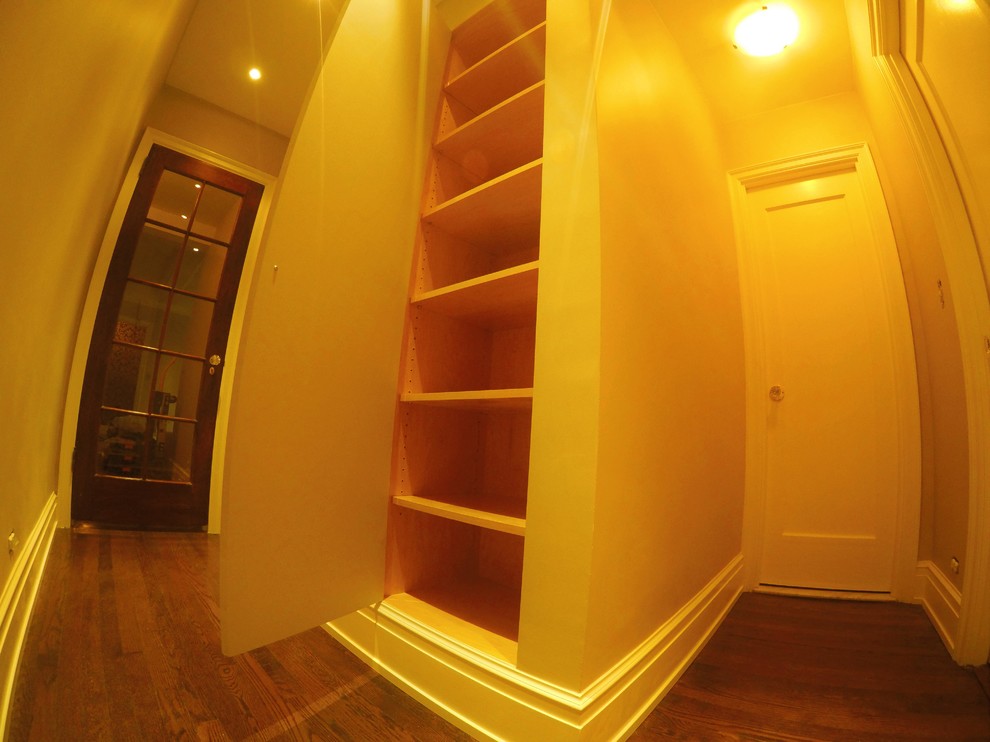 Imagen de armario unisex minimalista de tamaño medio con armarios con paneles empotrados, puertas de armario beige y suelo de madera clara