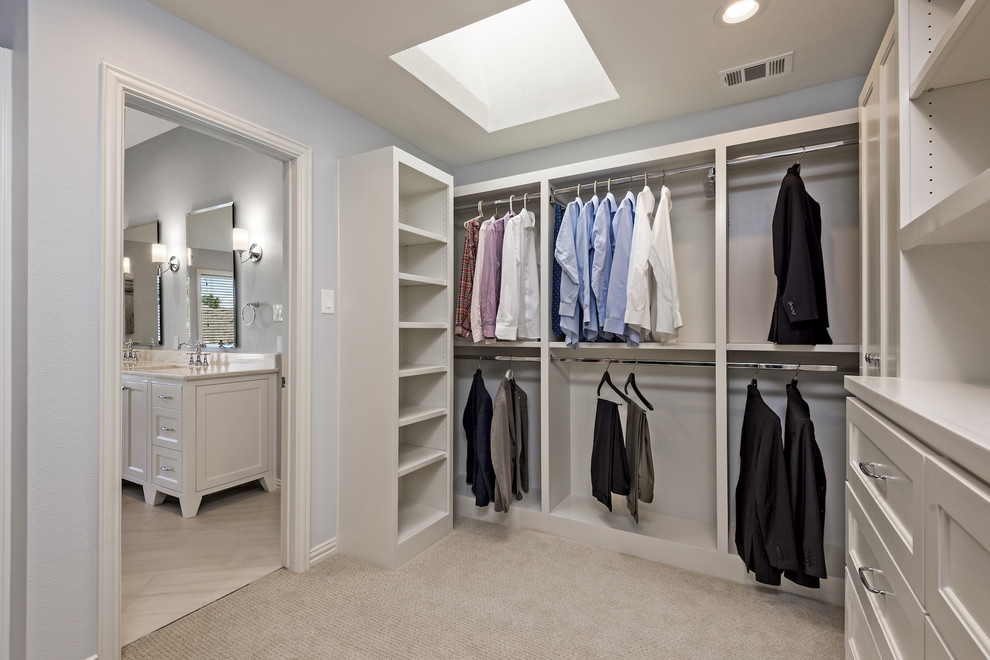 Источник вдохновения для домашнего уюта: огромная гардеробная комната в классическом стиле с фасадами в стиле шейкер, белыми фасадами и ковровым покрытием для мужчин