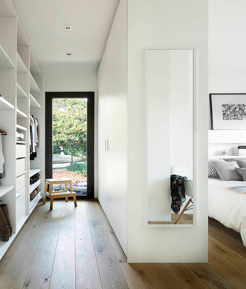 Идея дизайна: гардеробная комната среднего размера, унисекс в современном стиле с открытыми фасадами, белыми фасадами, паркетным полом среднего тона и коричневым полом