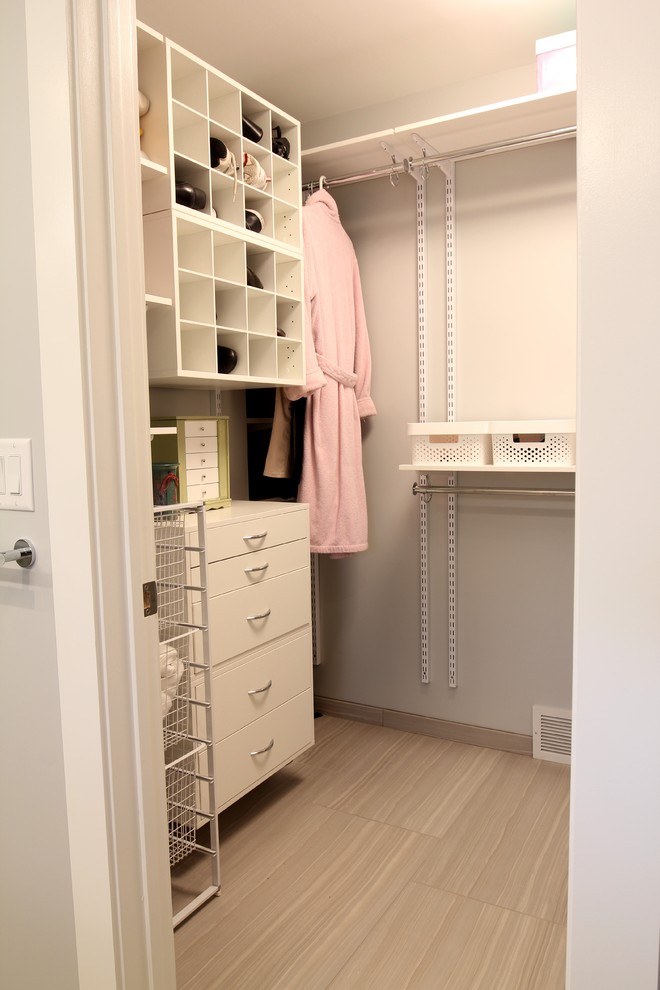 На фото: гардеробная комната среднего размера, унисекс в современном стиле с полом из керамической плитки, плоскими фасадами и белыми фасадами с