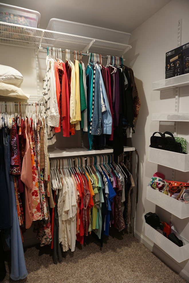 На фото: гардеробная комната среднего размера, унисекс в стиле неоклассика (современная классика) с ковровым покрытием и разноцветным полом