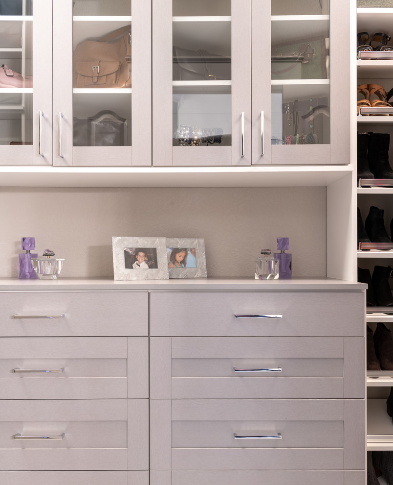 Ejemplo de armario vestidor minimalista de tamaño medio con armarios estilo shaker, puertas de armario grises y suelo de mármol