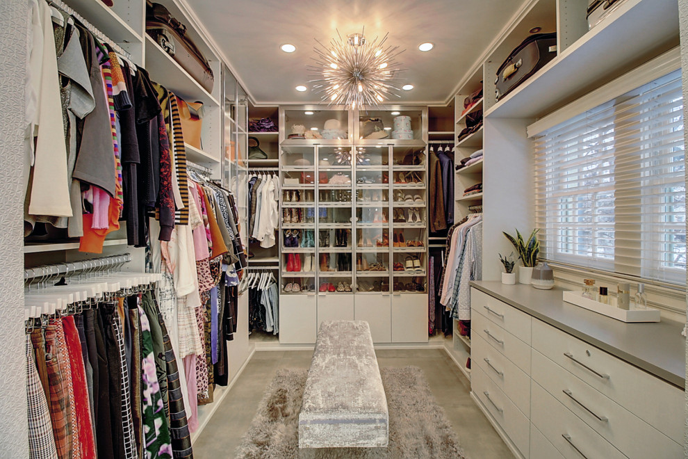 Ejemplo de vestidor unisex actual de tamaño medio con armarios con paneles lisos, puertas de armario blancas, moqueta y suelo blanco