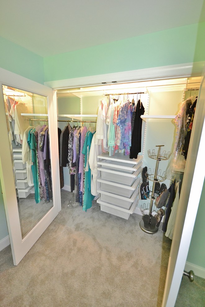 Diseño de armario vestidor unisex tradicional renovado de tamaño medio con armarios con paneles empotrados, puertas de armario blancas y moqueta