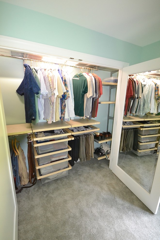 Modelo de armario vestidor unisex tradicional renovado de tamaño medio con armarios con paneles empotrados, puertas de armario blancas y moqueta