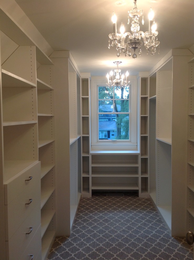 Inspiration for a contemporary closet remodel in Chicago