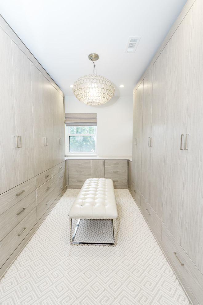 Стильный дизайн: большая гардеробная комната унисекс в современном стиле с плоскими фасадами, серыми фасадами и белым полом - последний тренд