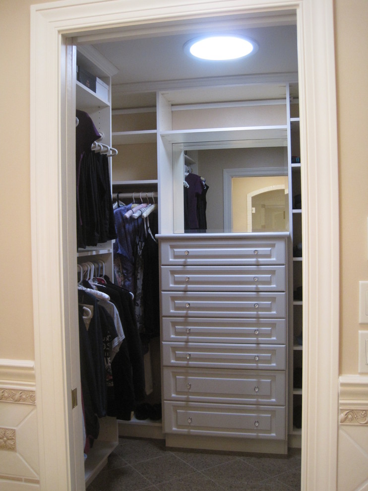Exempel på ett mellanstort klassiskt walk-in-closet för könsneutrala, med luckor med upphöjd panel och klinkergolv i keramik