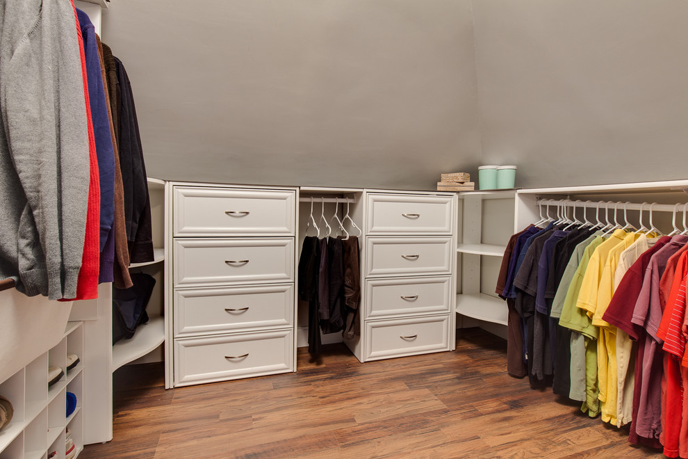 Ejemplo de armario vestidor de hombre contemporáneo de tamaño medio con armarios con paneles con relieve, puertas de armario blancas y suelo de madera en tonos medios