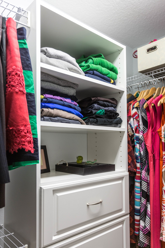 Inspiration for a mid-sized contemporary women's carpeted walk-in closet remodel in Tampa with white cabinets