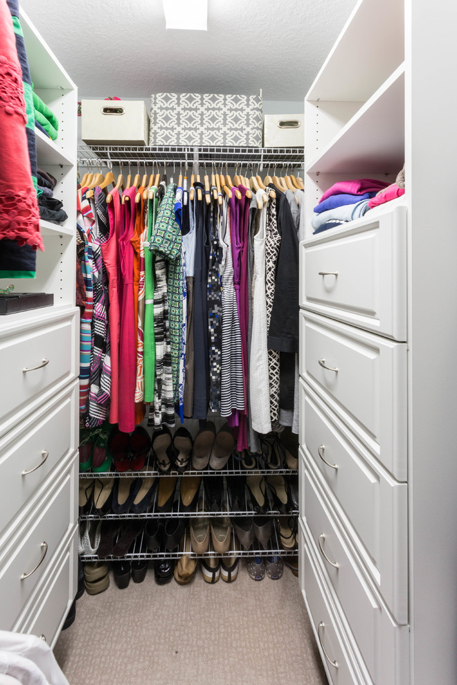 Exemple d'un dressing tendance de taille moyenne pour une femme avec des portes de placard blanches, moquette et un placard à porte affleurante.