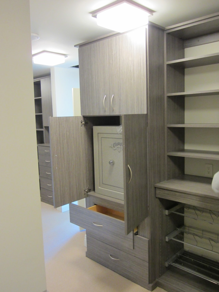 Идея дизайна: большая гардеробная комната унисекс в стиле модернизм с плоскими фасадами, серыми фасадами и ковровым покрытием