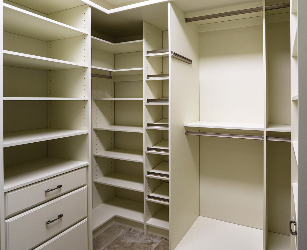 Modelo de armario vestidor clásico renovado de tamaño medio con puertas de armario beige, suelo de baldosas de cerámica y suelo beige