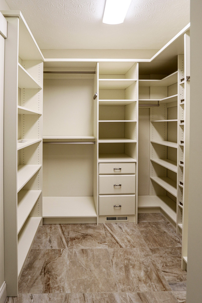 Klassisk inredning av ett mellanstort walk-in-closet, med beige skåp, klinkergolv i keramik och beiget golv