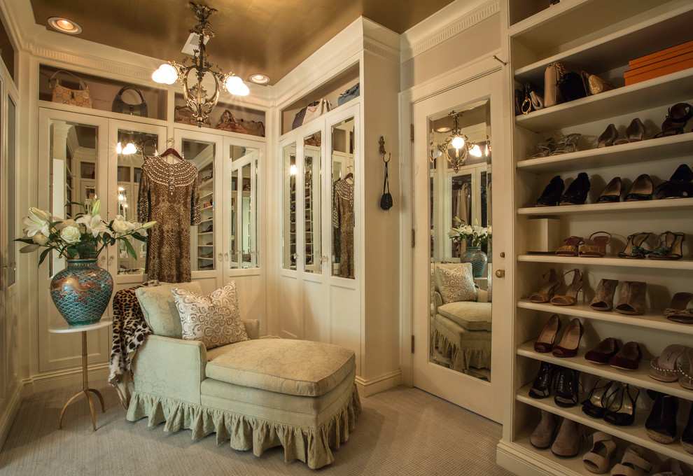 Foto på ett mellanstort eklektiskt walk-in-closet för kvinnor, med beige skåp, heltäckningsmatta och beiget golv