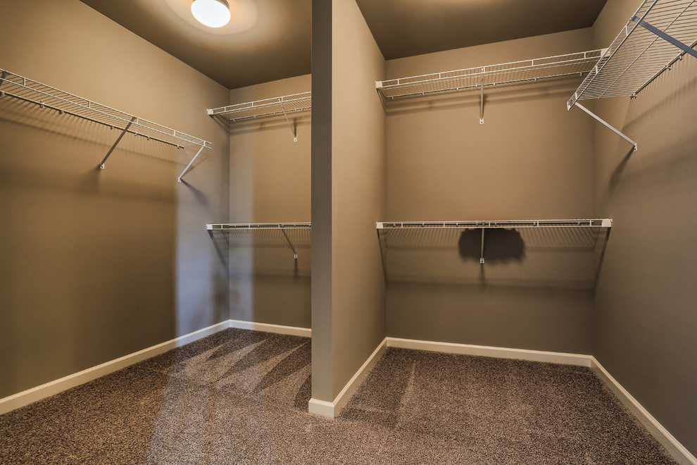 Идея дизайна: большая гардеробная комната унисекс в стиле кантри с ковровым покрытием