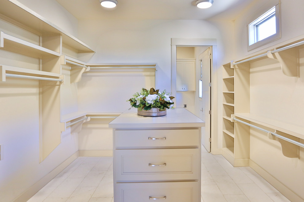 Идея дизайна: огромная гардеробная комната унисекс в классическом стиле с фасадами с утопленной филенкой, бежевыми фасадами, полом из керамической плитки и белым полом