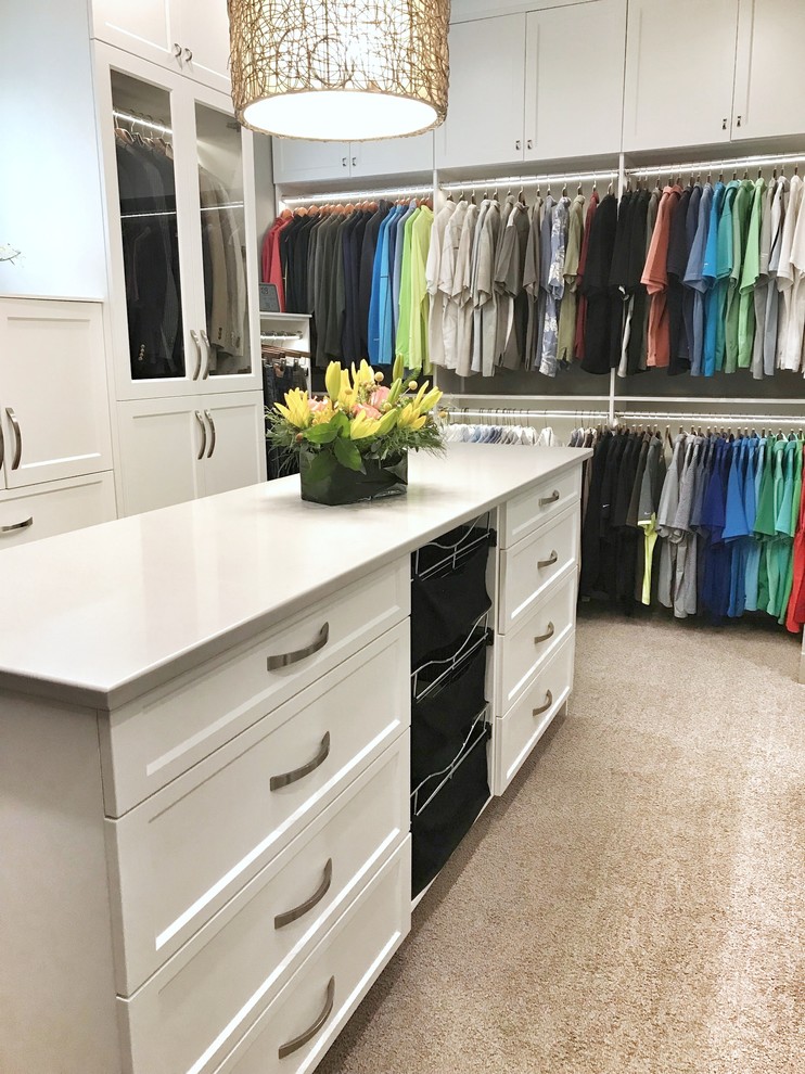 Foto de armario vestidor tradicional renovado grande con armarios con paneles lisos, puertas de armario blancas, moqueta y suelo beige