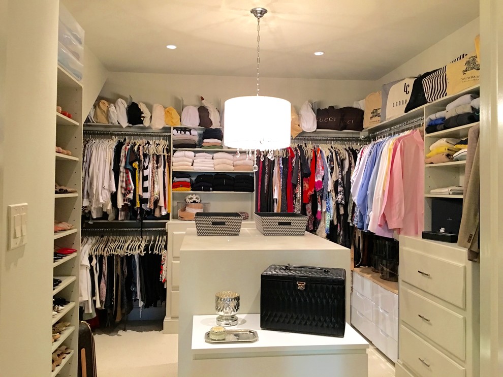 Ejemplo de armario vestidor unisex contemporáneo grande con armarios abiertos, puertas de armario blancas, moqueta y suelo blanco