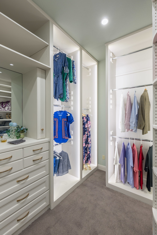 Exempel på ett stort klassiskt walk-in-closet för könsneutrala, med luckor med infälld panel, vita skåp och heltäckningsmatta