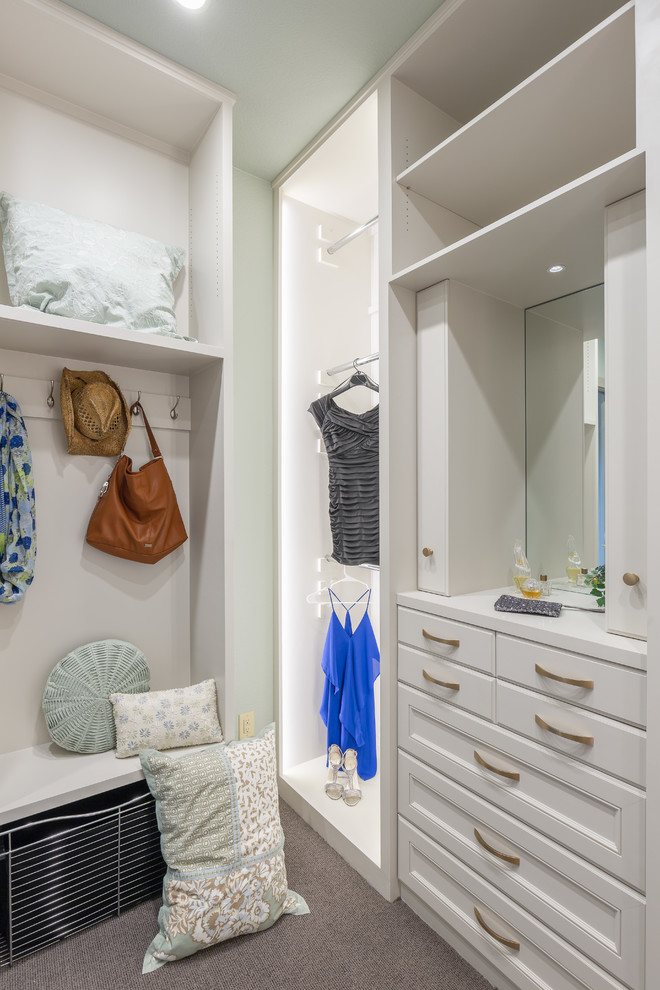 Diseño de armario vestidor unisex clásico renovado grande con armarios con paneles empotrados, puertas de armario blancas y moqueta