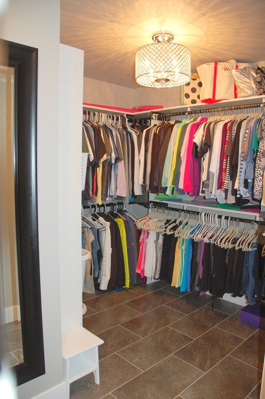 Foto de armario y vestidor unisex de estilo americano grande con armarios abiertos, suelo de baldosas de porcelana y suelo marrón