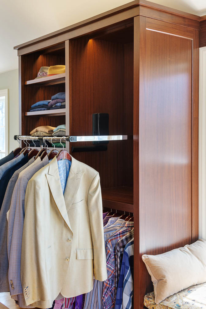 Diseño de vestidor clásico renovado grande con armarios con paneles lisos, puertas de armario de madera en tonos medios y suelo de madera en tonos medios