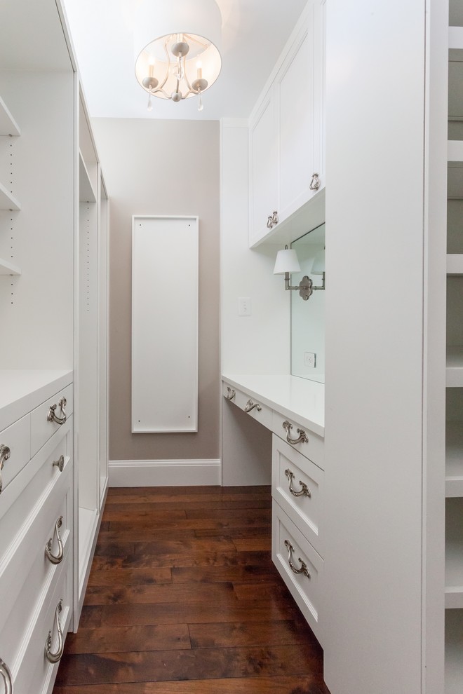 Idéer för ett klassiskt walk-in-closet, med luckor med infälld panel, vita skåp, mellanmörkt trägolv och brunt golv