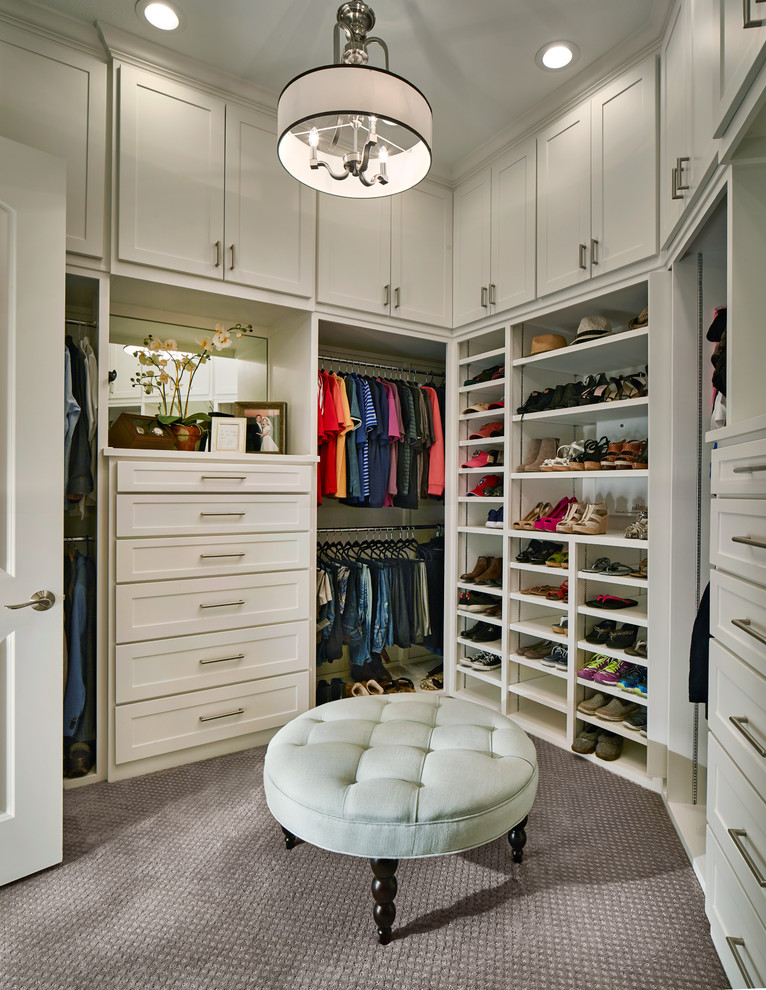 Идея дизайна: гардеробная комната унисекс в стиле неоклассика (современная классика) с белыми фасадами и ковровым покрытием