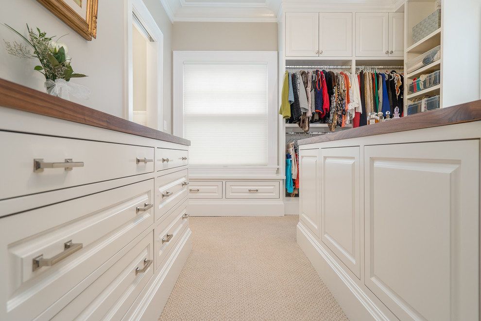 На фото: гардеробная комната среднего размера, унисекс в классическом стиле с белыми фасадами, ковровым покрытием и бежевым полом