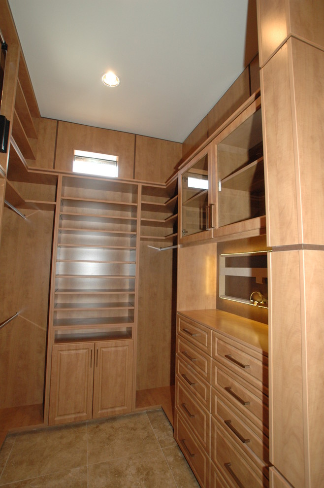 Modelo de armario vestidor unisex clásico con puertas de armario de madera clara y suelo de baldosas de cerámica