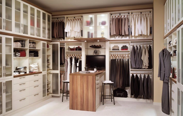 Modelo de armario vestidor unisex contemporáneo grande con armarios abiertos, puertas de armario blancas y moqueta