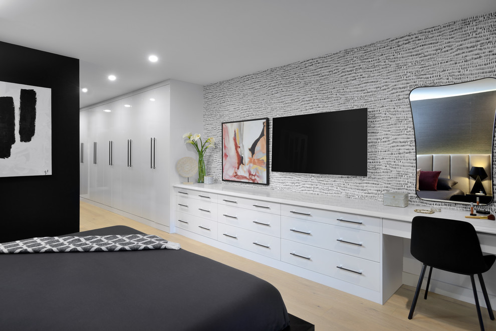 Immagine di una camera da letto moderna di medie dimensioni con parquet chiaro e pavimento beige