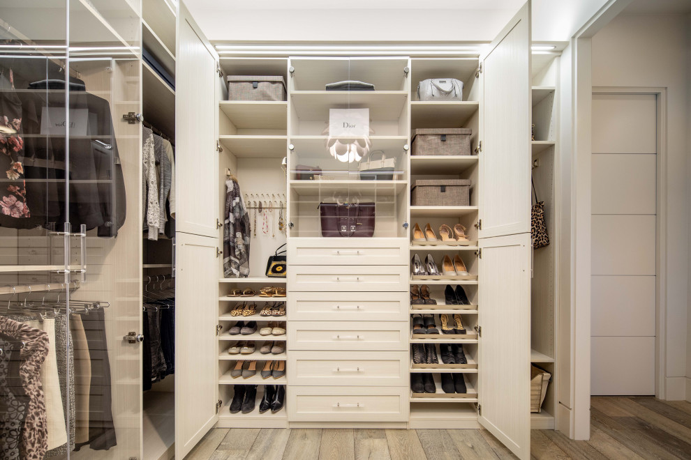Modern inredning av ett stort walk-in-closet för könsneutrala, med skåp i shakerstil, beige skåp, ljust trägolv och grått golv