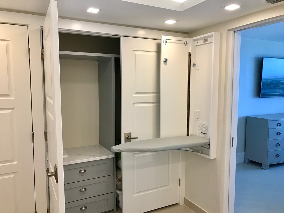 Стильный дизайн: шкаф в нише среднего размера, унисекс в стиле неоклассика (современная классика) с серыми фасадами и коричневым полом - последний тренд