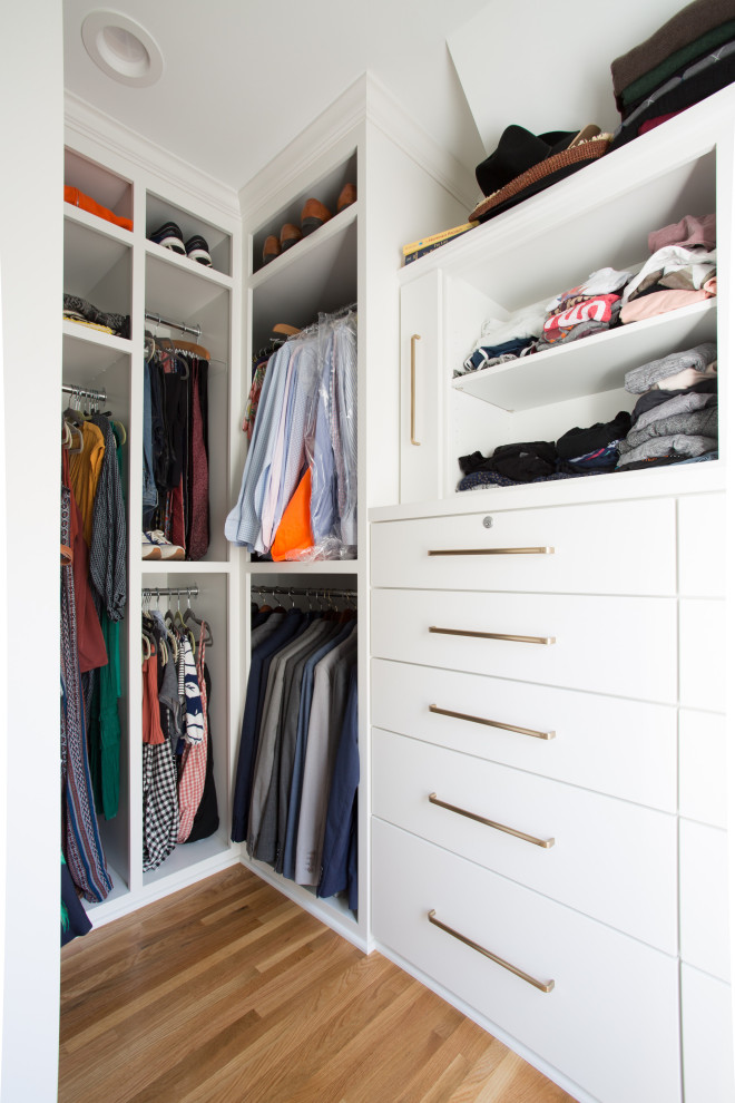 Modelo de armario vestidor unisex minimalista pequeño con armarios con paneles lisos, puertas de armario blancas, suelo de madera clara y suelo multicolor