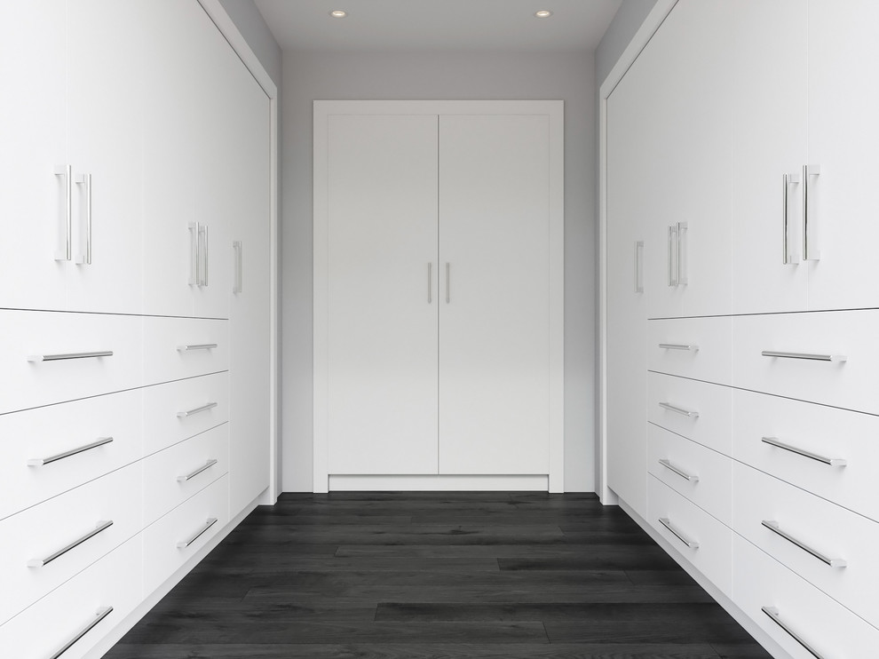 Imagen de armario vestidor moderno grande con armarios con paneles lisos, puertas de armario blancas, suelo de madera oscura y suelo negro