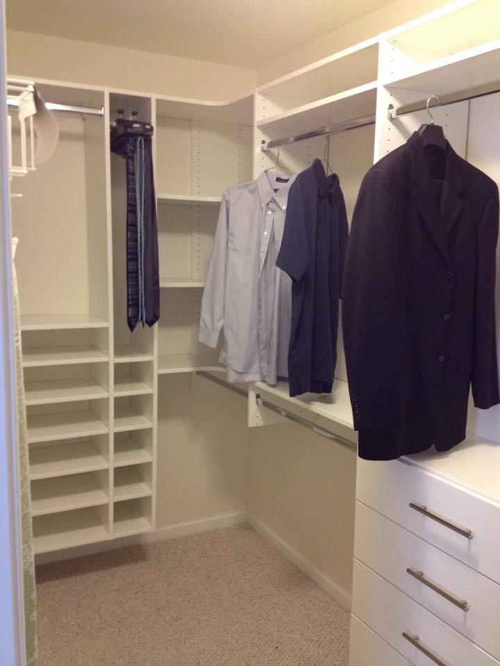 Foto de armario vestidor unisex clásico renovado pequeño con armarios abiertos, puertas de armario blancas, moqueta y suelo beige