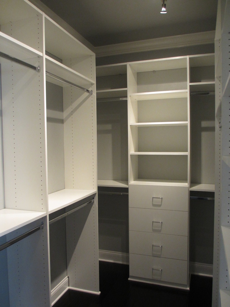 Ejemplo de armario vestidor unisex de estilo zen de tamaño medio con armarios abiertos y puertas de armario blancas